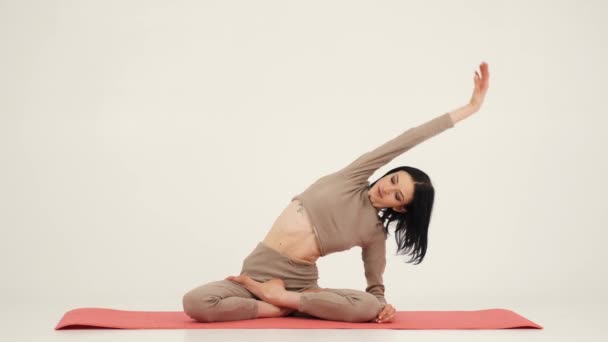 La fille pratique le yoga sur un tapis de gymnastique — Video