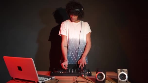 Macho joven dj jugar música en un club — Vídeo de stock