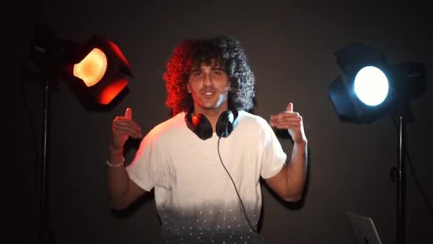 MAle dj con acconciatura afro suonare musica e ballare in un club — Video Stock