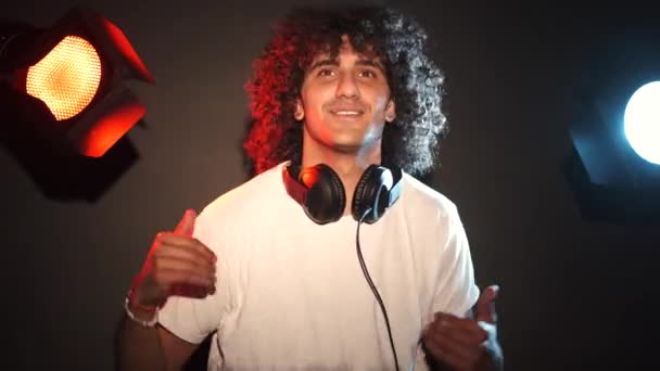 MAle dj con peinado afro tocar música y bailar en un club — Vídeo de stock