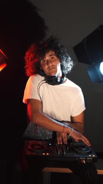 Macho joven dj jugar música en un club — Vídeo de stock