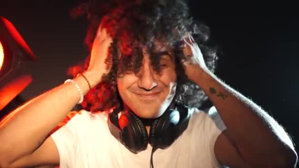 MAle dj con peinado afro tocar música y bailar en un club — Vídeo de stock