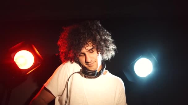 Macho joven dj jugar música en un club — Vídeo de stock