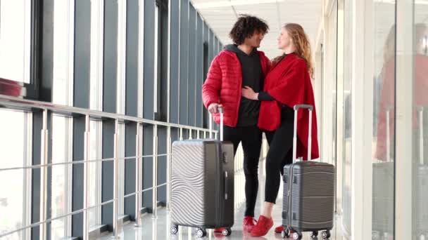 Pareja feliz esperando la salida en la terminal del aeropuerto — Vídeos de Stock