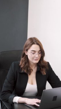 Ofiste çalışan güzel ve zeki bir kadın.