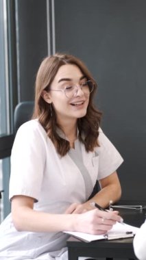 Kadın doktor kadın hastasıyla konuşuyor.