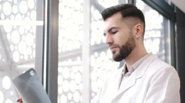 Ofisinde X-ray 'e bakan bir tıp çalışanı.