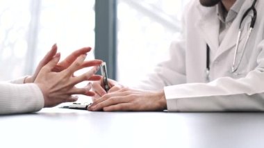 Doktor ve hasta klinikte bir şey tartışıyorlar.