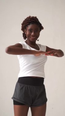 Genç bir kadın beyaz sırtında geriniyor.