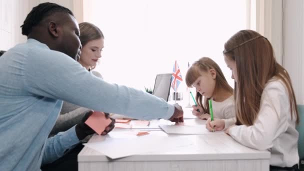 Afroamericano insegnante insegnamento inglese due primaria scuola ragazze — Video Stock