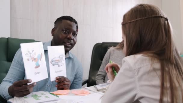 Africanm american hombre y mujer profesora enseñando inglés en lección privada — Vídeos de Stock