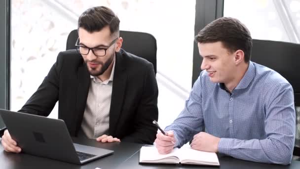 Collegues trabalhando com laptop no escritório moderno — Vídeo de Stock