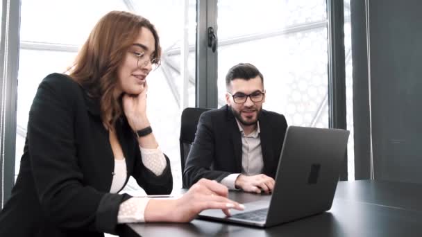 Kolleger, der arbejder med laptop på moderne kontor – Stock-video