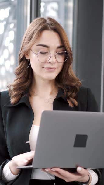 Joven mujer bastante inteligente trabajando en la oficina — Vídeos de Stock