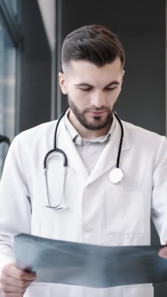 Trabajador médico mirando rayos X en su oficina — Vídeos de Stock