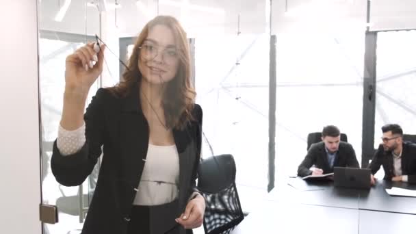 Giovane bella donna intelligente che lavora in ufficio — Video Stock