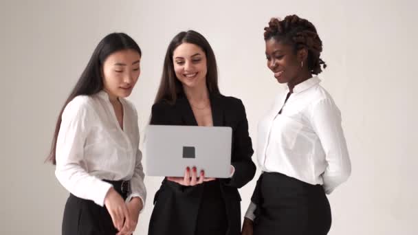 Divers collègues féminines debout avec ordinateur portable sur fond blanc — Video