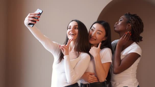 Tres mujeres multirraciales en camisetas tomando selfie — Vídeos de Stock