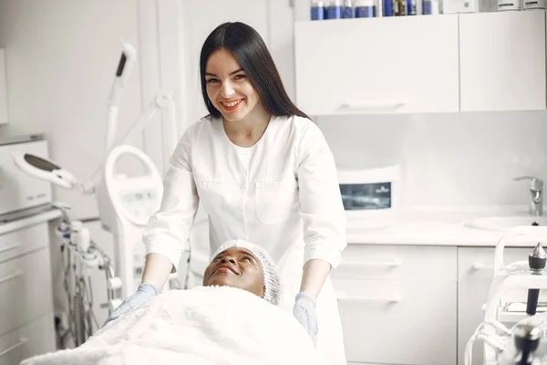 Menina fazendo procedimentos faciais para esteticista — Fotografia de Stock