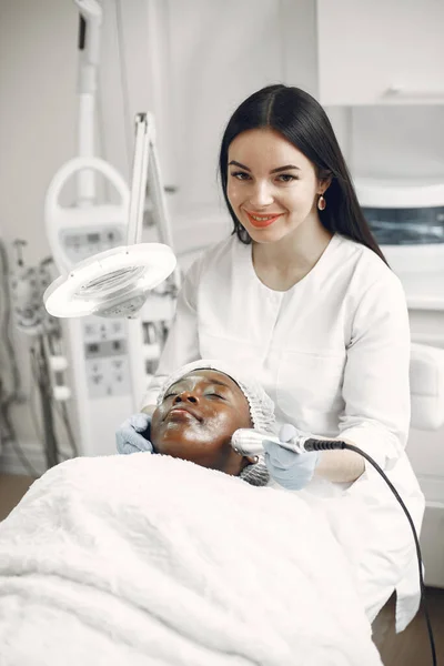 Дівчина робить процедури на обличчі до косметолога — стокове фото