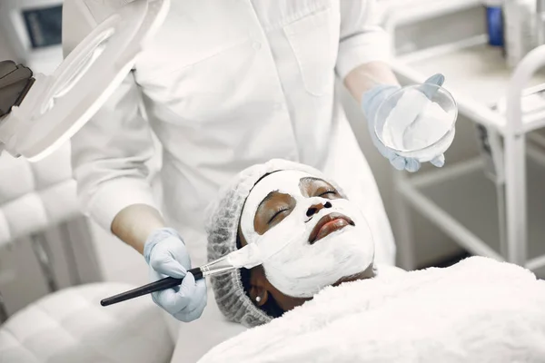 Gadis yang melakukan prosedur wajah untuk ahli kecantikan — Stok Foto