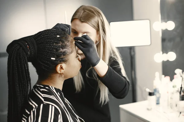 African girl doing eyebrow correction — Stock Photo, Image