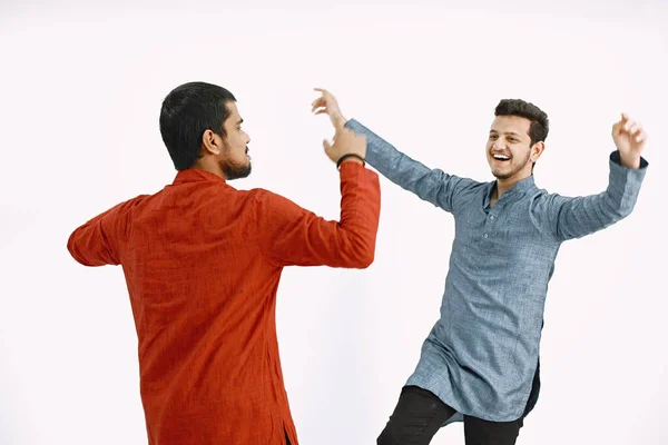 Dos hombres indios bailando sobre fondo blanco —  Fotos de Stock