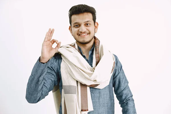 Feliz hombre indio sonriente mostrando señal de mano ok —  Fotos de Stock