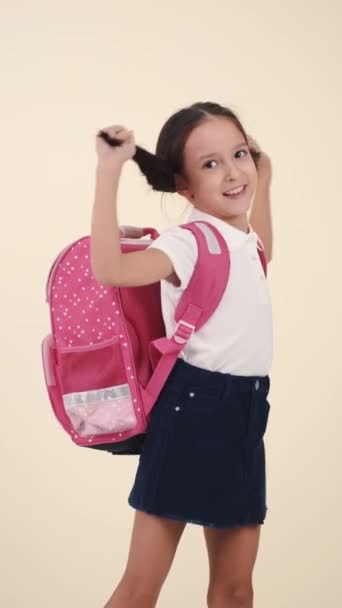 Menina da escola com mochila e uniforme na parte traseira branca — Vídeo de Stock