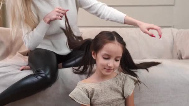 Little girl painting picture on home floor with mother — 비디오