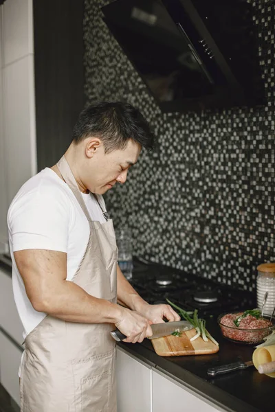 Asiatische Mann bereiten Abendessen in einer Küche — Stockfoto