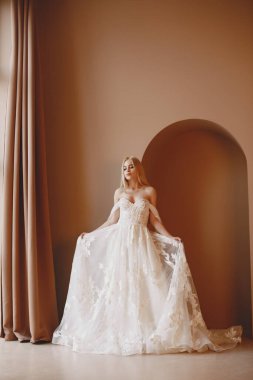 Gelinlik içinde poz veren güzel genç kadın.