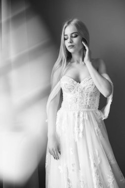 Gelinlik içinde poz veren güzel genç kadın.