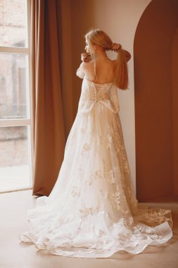 Gelinlik içinde poz veren güzel genç kadın.