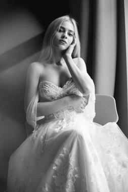 Gelinlik içinde poz veren güzel genç kadın.