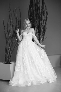 Gelinlik içinde poz veren güzel genç kadın.