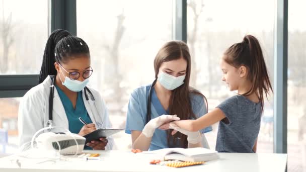 Zwei Ärztinnen und Mädchen beim Check-up — Stockvideo