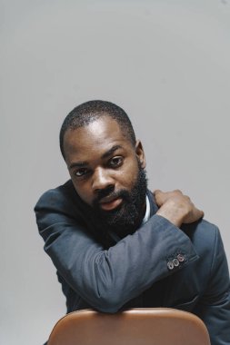 Yakışıklı bir zencinin yakın portresi.