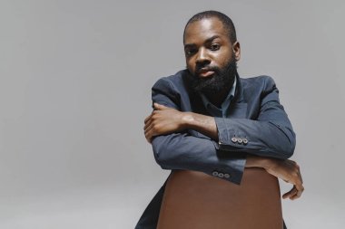 Yakışıklı bir zencinin yakın portresi.