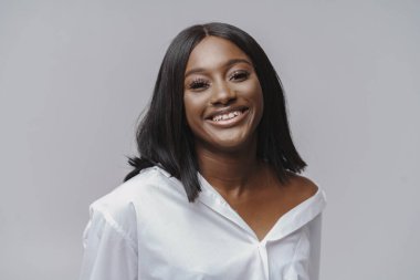 Tarz sahibi genç siyahi bir kadının portresini yakından çek.