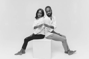 Afrikalı şık bir çiftin yakın portresi.