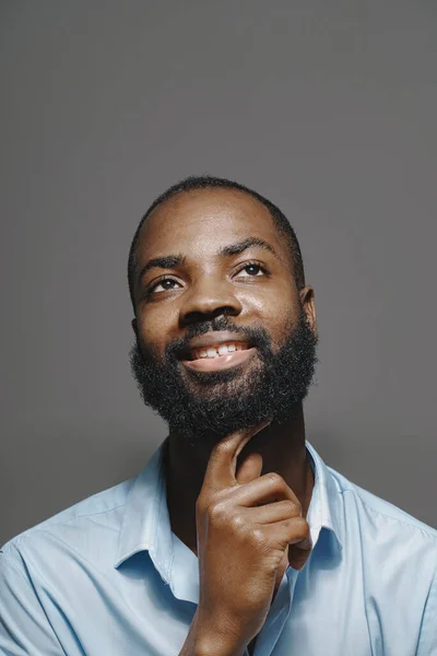 Retrato de cerca de un apuesto joven negro —  Fotos de Stock