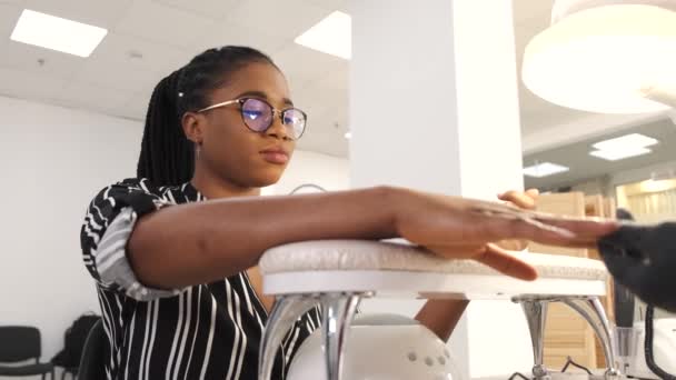 Afričanky dívka dělá manikúru v salonu krásy — Stock video