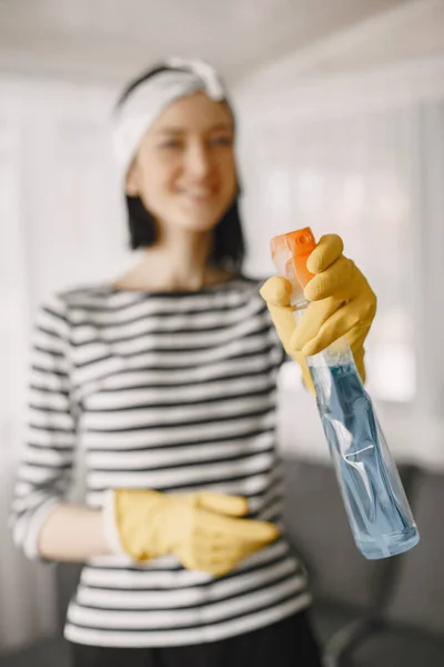 Woman in yellow gloves cleans her home — Stock Photo, Image