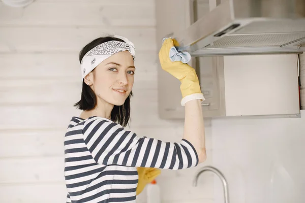 Woman in yellow gloves cleans her home — Stock Photo, Image