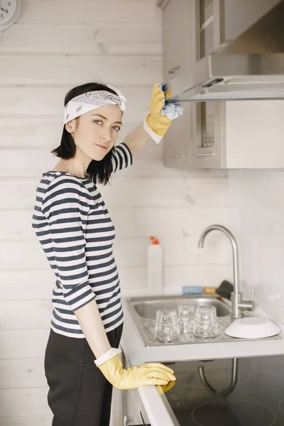 Žena ve žlutých rukavicích uklízí svůj domov — Stock fotografie