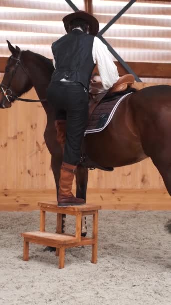 Old cowboy in a hat riding a horse — Vídeos de Stock