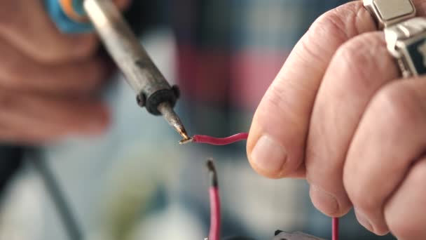 Reparação de tecnologia masculina equipamentos eletrônicos em casa — Vídeo de Stock