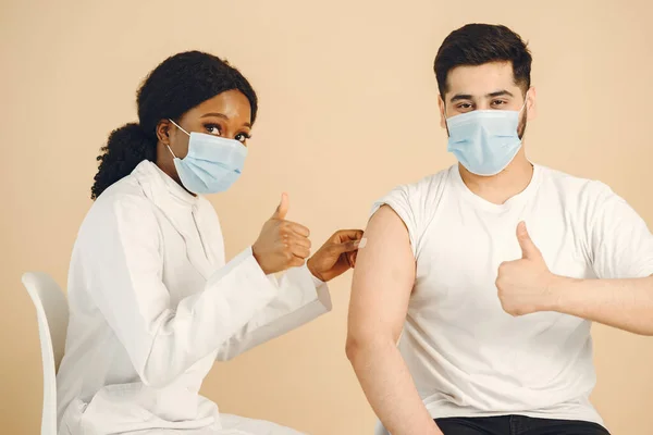 Hombre y médico mostrando pulgares hacia arriba después de la vacunación con covid-19 —  Fotos de Stock