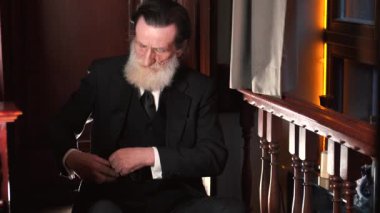 Üstün giysili adam, bardaki saate bak.